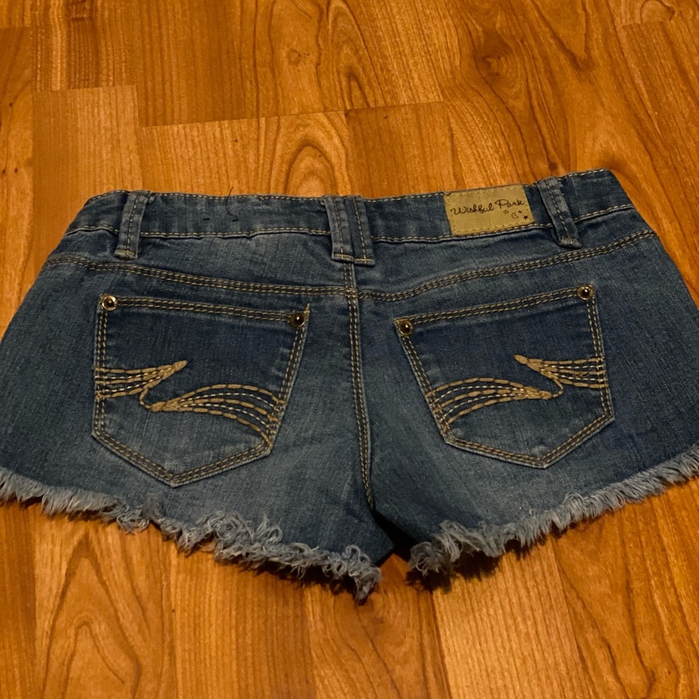 Shorts - Picture 3 of 3